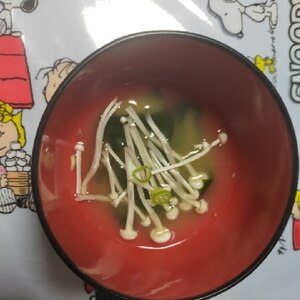 素朴！えのき、わかめ、ネギの味噌汁